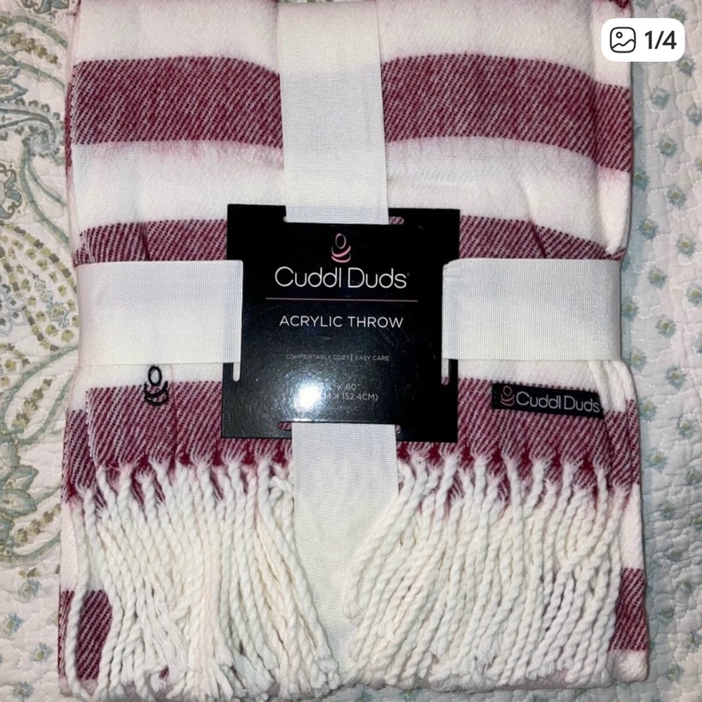 Cuddl Duds Red and White Acrylic Blanket-Perfect holiday decor!